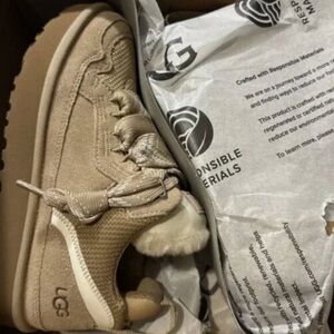 UGG Women's Tan Sneakers🍈🍈